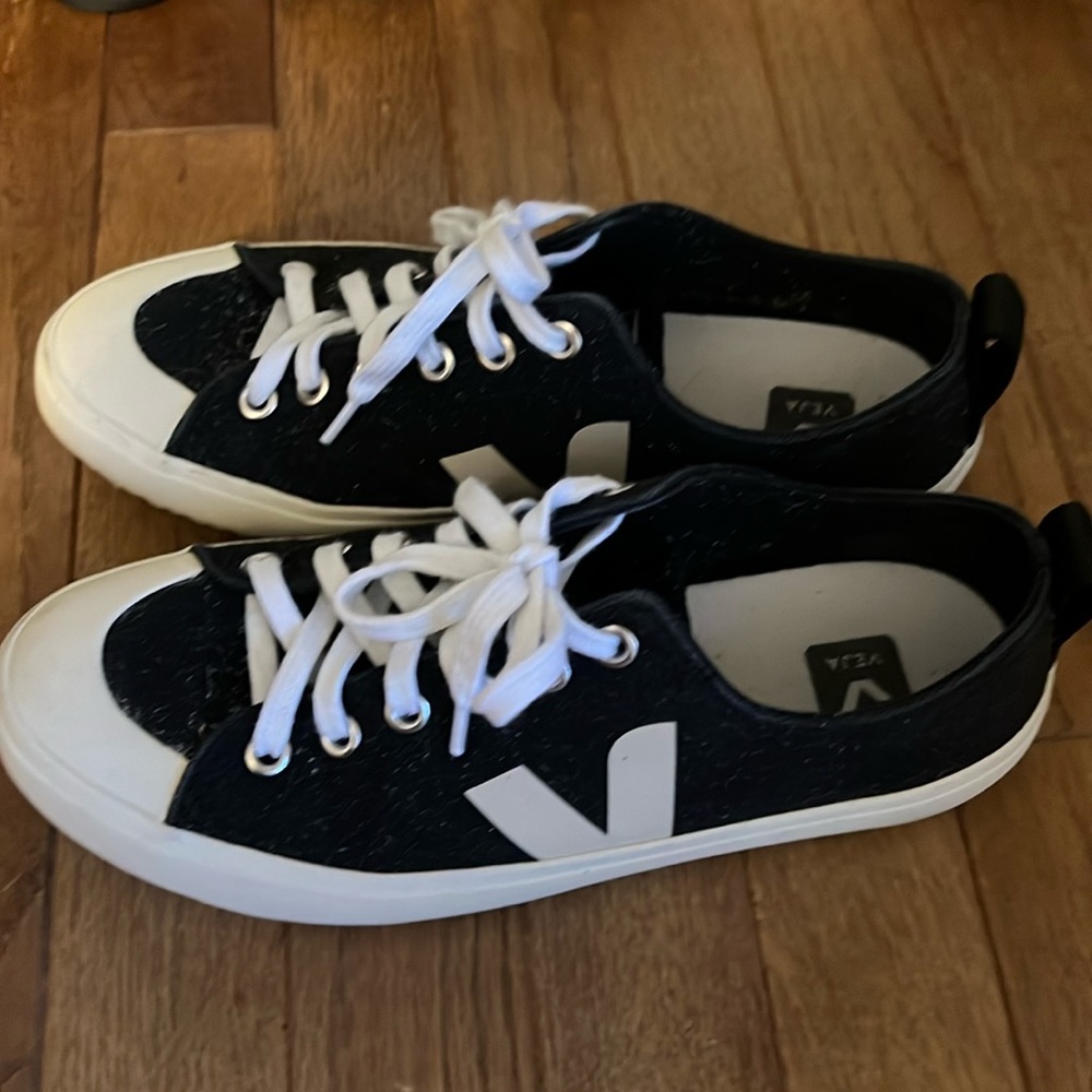 VEJA size 7 low tops black excellent